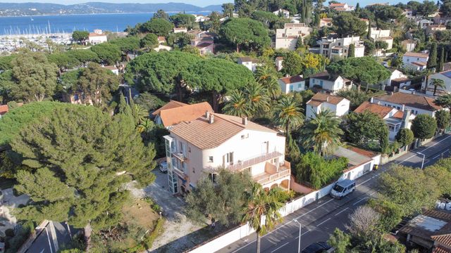 maison à vendre - 8 pièces - 367.0 m2 - CAVALAIRE SUR MER - 83 - PROVENCE-ALPES-COTE-D-AZUR - Century 21 Bianchi Transactions